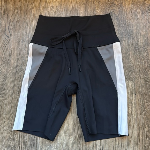 Offline By Aerie Tie Waist Gray/Black Bike Short - S - Picture 1 of 3